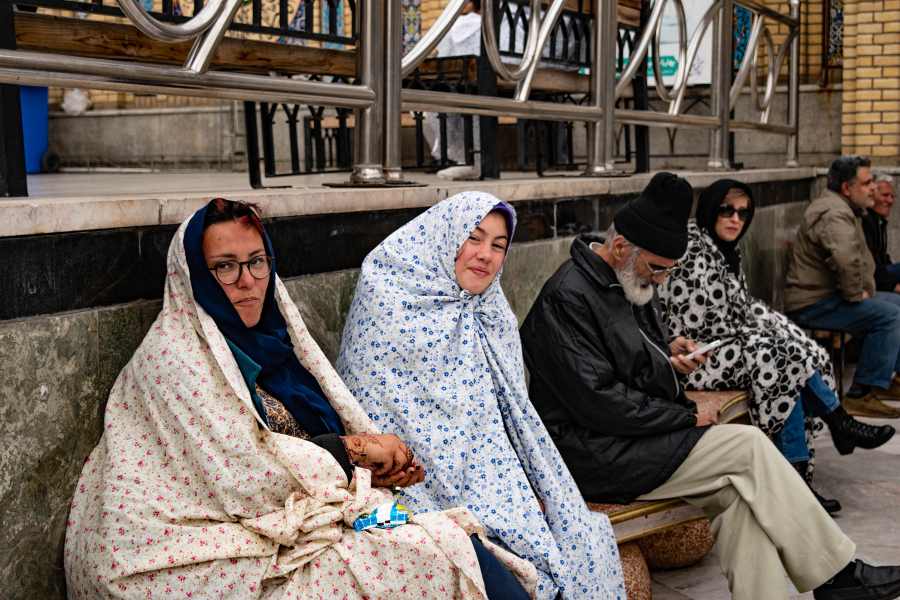 Viaggio in Iran indossare il chador per entrare in un santuario