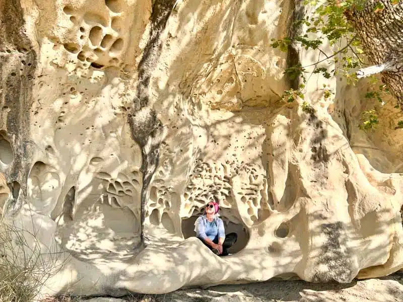 Esterno della Grotta di Soprasasso con tafoni