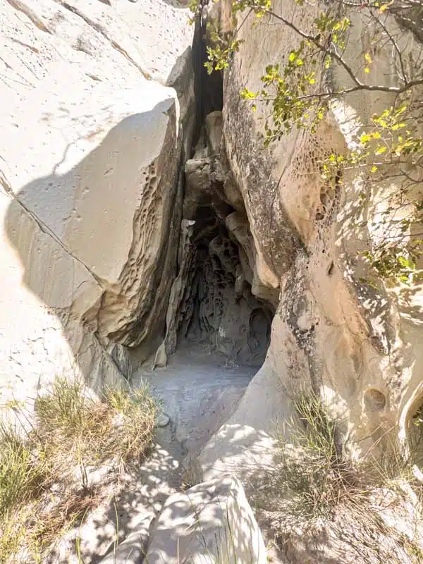 Grotta dei Piatti vista dall'esterno