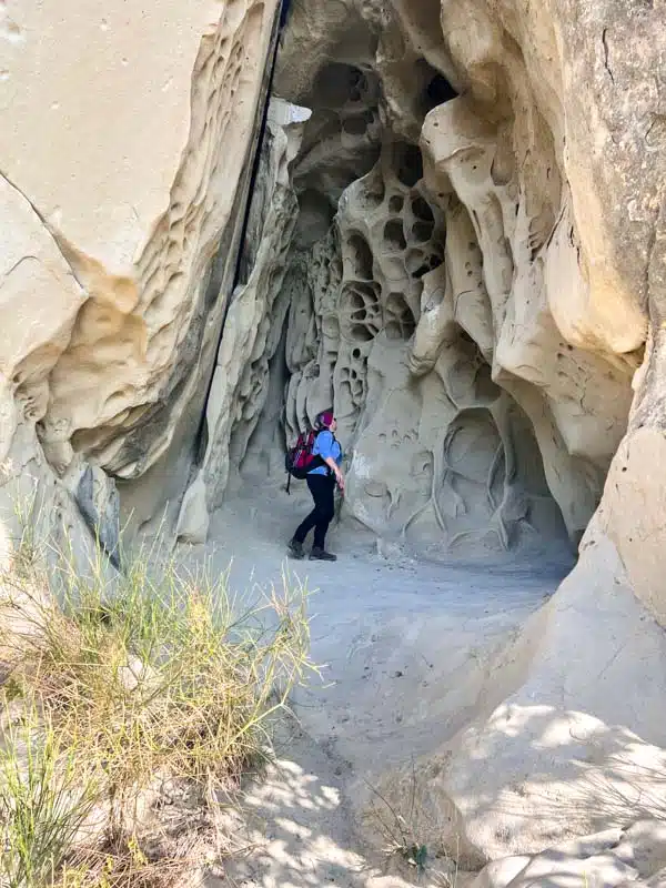 All'interno della grotta dei Piatti per ammirare i tafoni da vicino