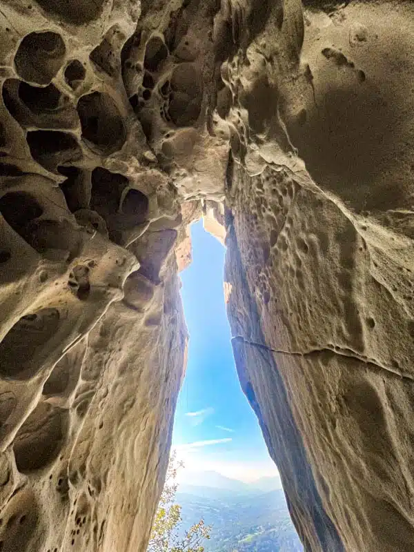 Dall'interno della grotta dei piatti verso l'esterno