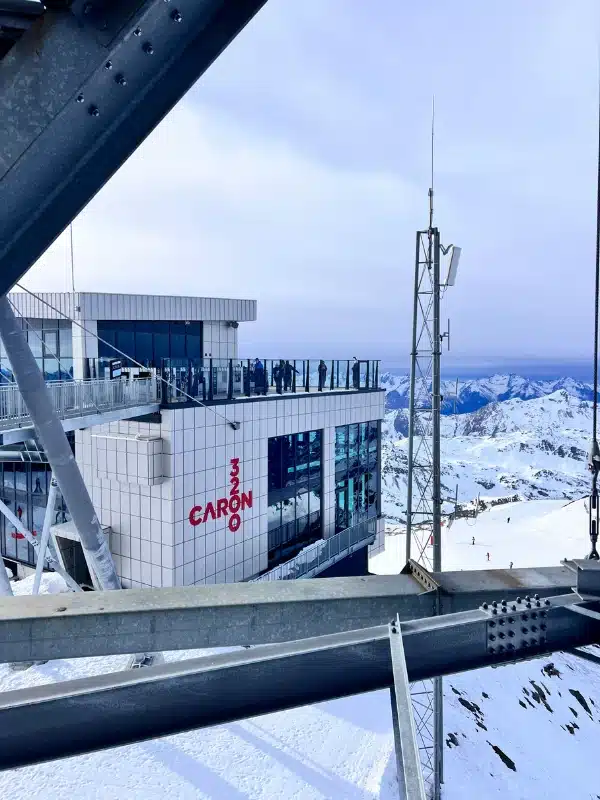 architettura esterna di Caron 3200 vista dalla piattaforma di partenza della Funivia per Val Thorens