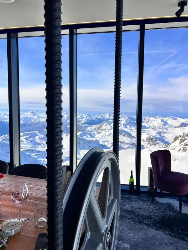 interno del Wine bar di Caron 3200 con vista sulle piste e sulle vette della Francia